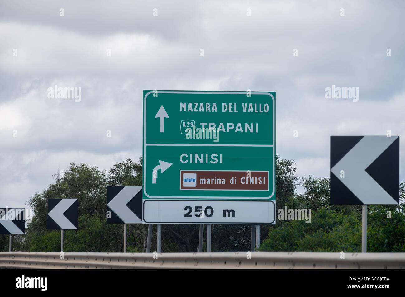 Trasporto su strada in Sicilia, Italia, cartelli verdi guida alle città tramite autostrade, cartelli blu per le strade cittadine. Frecce, distanze, uscite stradali aiutano tra Foto Stock