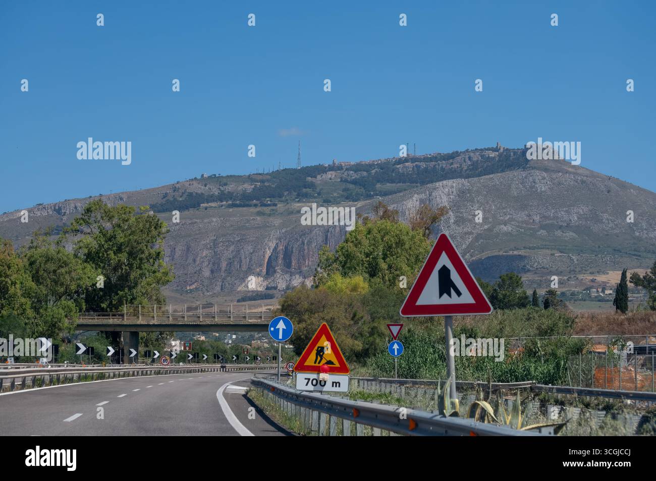 Trasporto su strada in Sicilia, Italia, cartelli verdi guida alle città tramite autostrade, cartelli blu per le strade cittadine. Frecce, distanze, uscite stradali aiutano tra Foto Stock