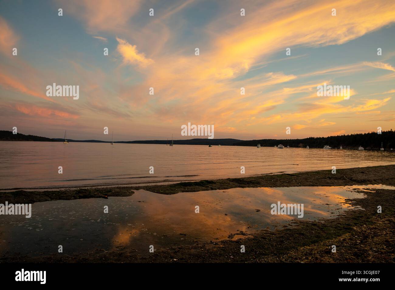 WA28547-00....WASHINGTON - barche parcheggiate al tramonto viste da Spencer Spit nello Spencer Spit State Park. Foto Stock