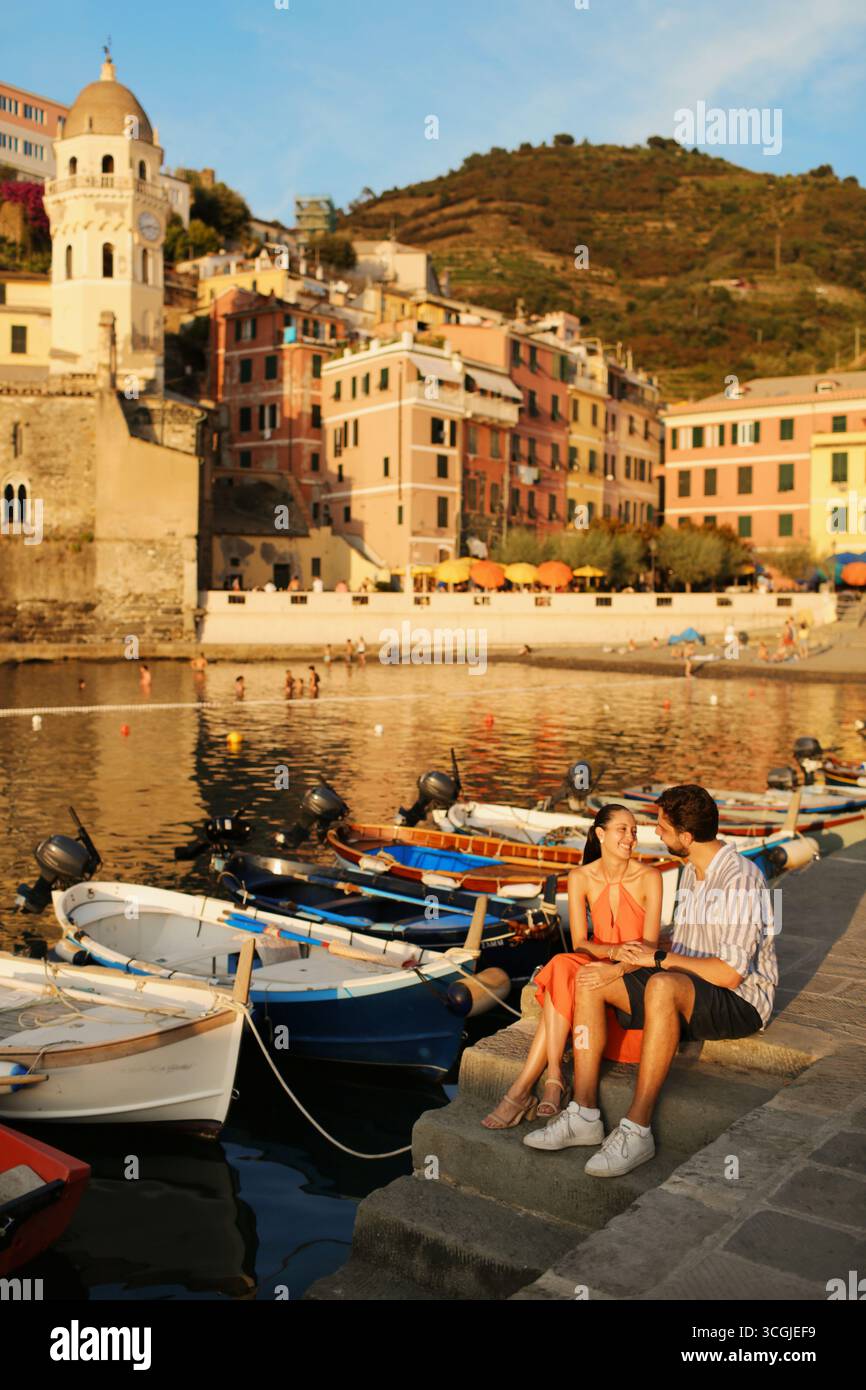Proposta di matrimonio sulle spiagge italiane durante l'ora d'oro Foto Stock