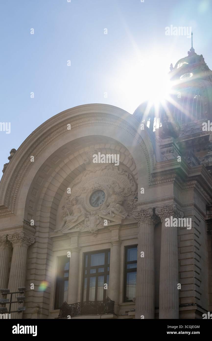 dettaglio architettonico di un edificio storico a bucarest, in romania, con splendide colonne e archi classici, bagnati dalla luce solare estiva, circa Foto Stock