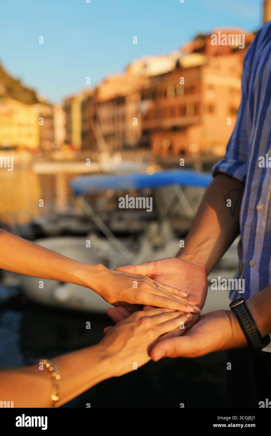 Proposta di matrimonio sulle spiagge italiane durante l'ora d'oro Foto Stock
