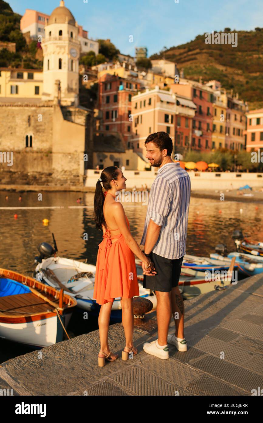 Proposta di matrimonio sulle spiagge italiane durante l'ora d'oro Foto Stock