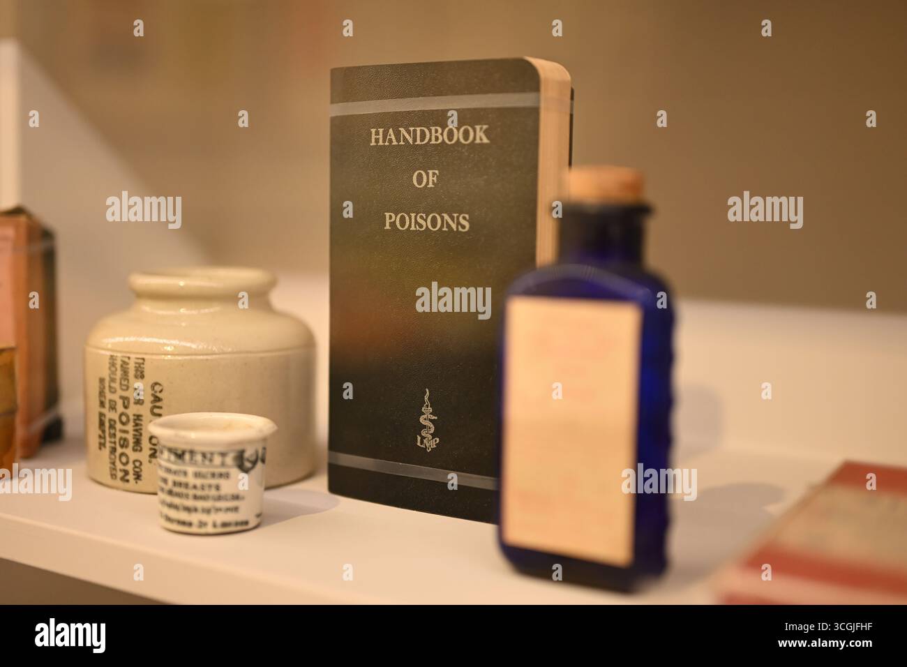 Mostra storica che mostra il manuale di veleni utilizzati dai coloni britannici in Australia per identificare i veleni, tra gli altri manufatti. Foto Stock