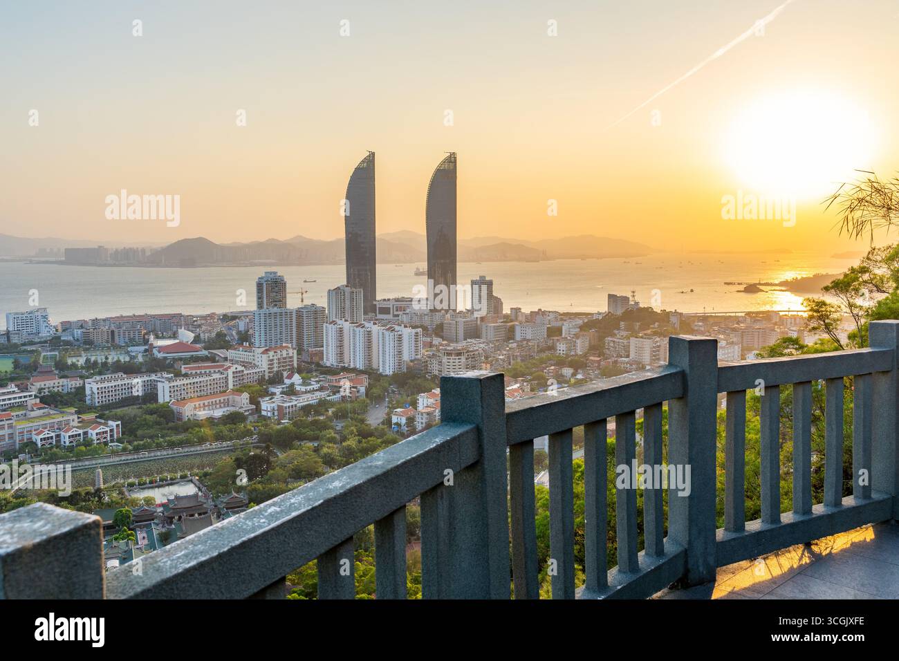 Tramonto dorato sullo skyline della città di Xiamen, Cina. Foto Stock