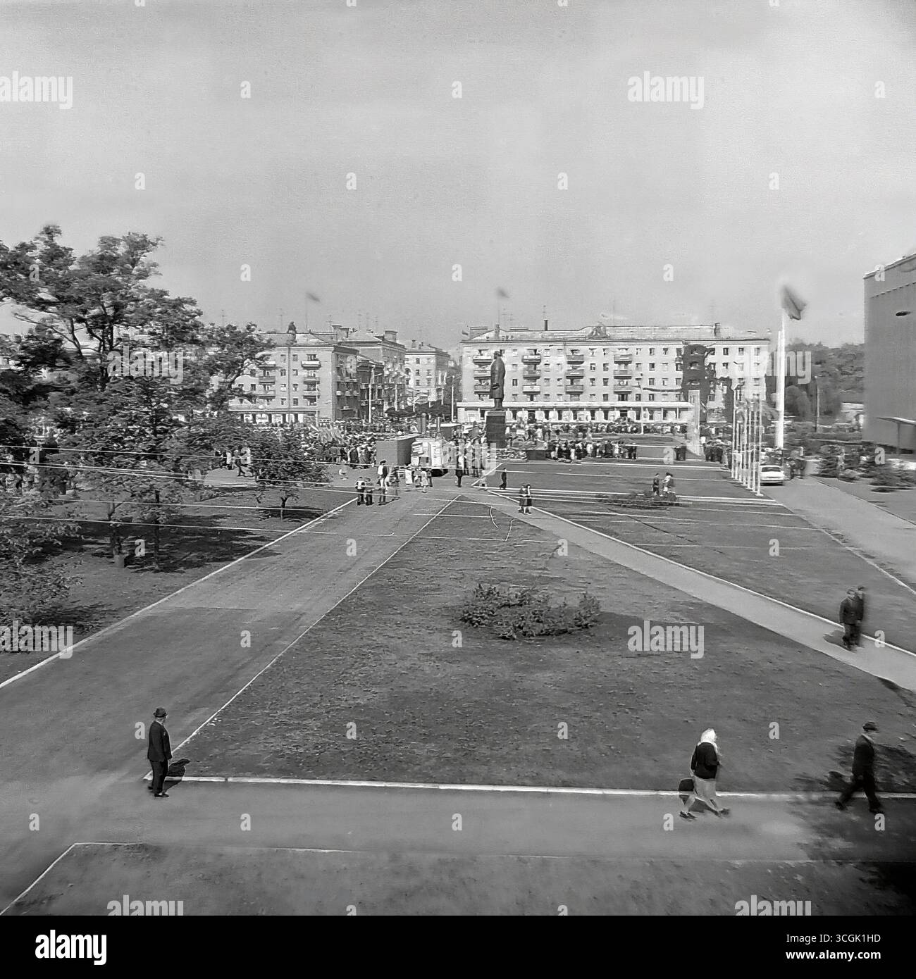 Un panorama archivistico di una manifestazione in Piazza della Rivoluzione d'ottobre (ora Piazza Soborna) a Sloviansk, 1987, che mostra una grande folla di cittadini sovietici durante una festa pubblica nell'era Perestroika, come simbolo della pacifica vita pubblica di Donbas prima della guerra Foto Stock