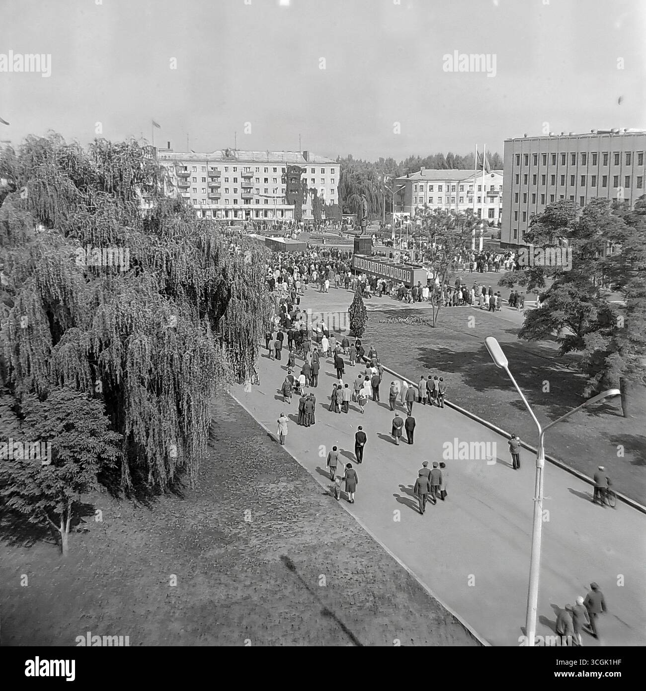 Un panorama archivistico di una manifestazione in Piazza della Rivoluzione d'ottobre (ora Piazza Soborna) a Sloviansk, 1987, che mostra una grande folla di cittadini sovietici durante una festa pubblica nell'era Perestroika, come simbolo della pacifica vita pubblica di Donbas prima della guerra Foto Stock