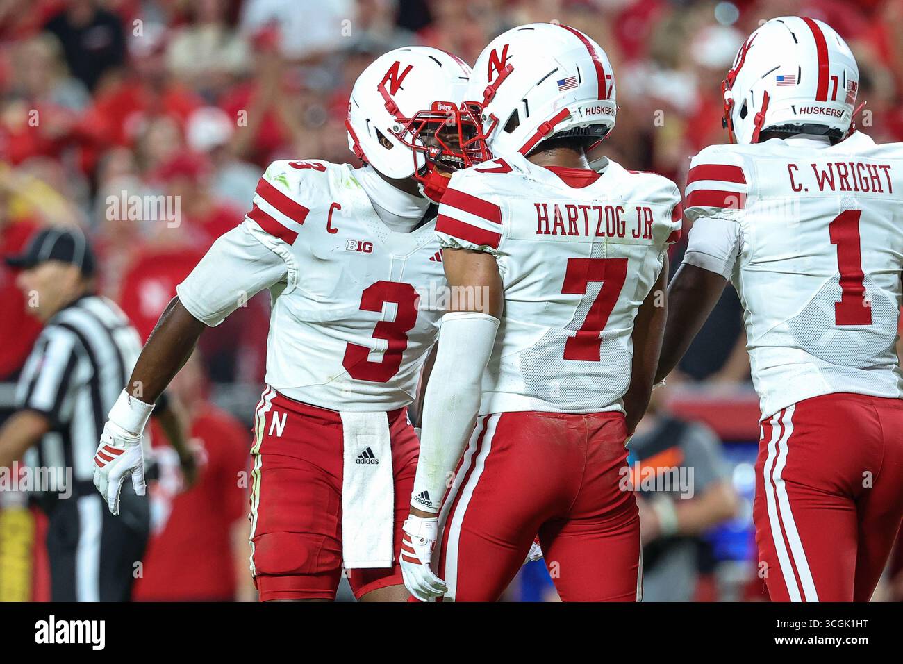 28 agosto 2025: Il defensive back dei Nebraska Cornhuskers Marques Buford Jr. (3) e il defensive back Malcolm Hartzog Jr. (7) celebrano l'intercetto di Hertzog durante il secondo tempo di una partita di football NCAA contro i Cincinnati Bearcats al GEHA Field all'Arrowhead Stadium di Kansas City, Missouri. David Smith/CSM Foto Stock