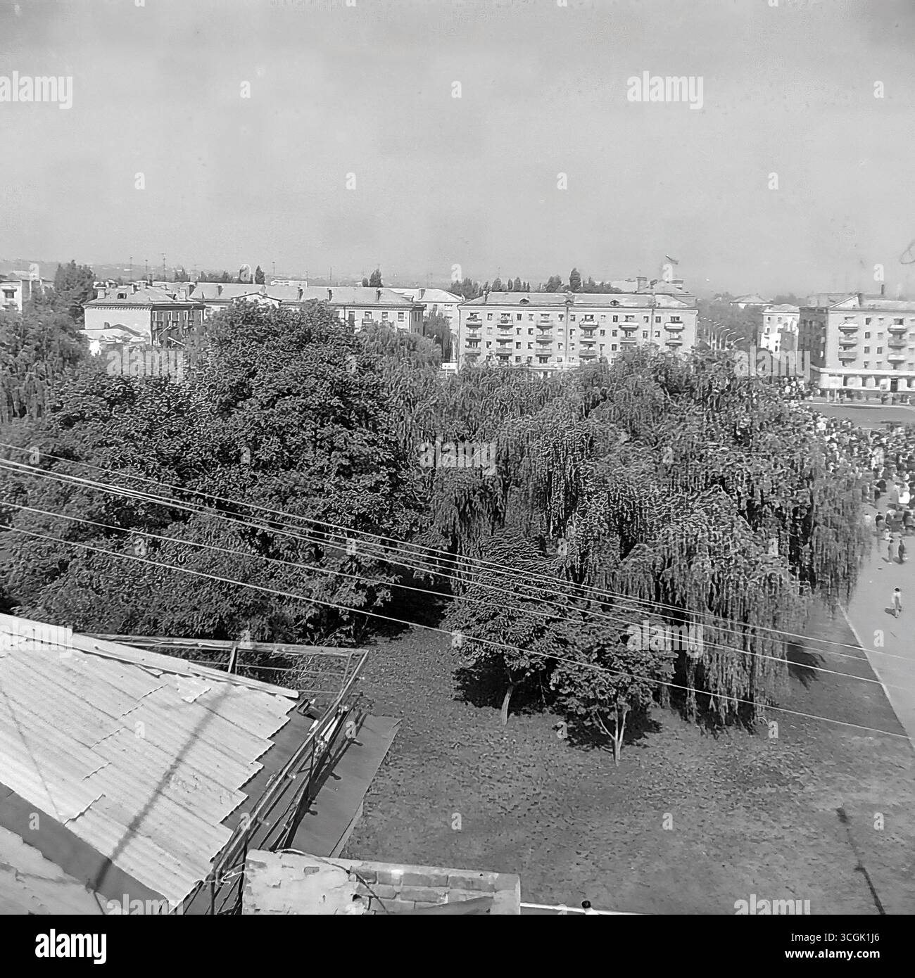 Un panorama archivistico di una manifestazione in Piazza della Rivoluzione d'ottobre (ora Piazza Soborna) a Sloviansk, 1987, che mostra una grande folla di cittadini sovietici durante una festa pubblica nell'era Perestroika, come simbolo della pacifica vita pubblica di Donbas prima della guerra Foto Stock
