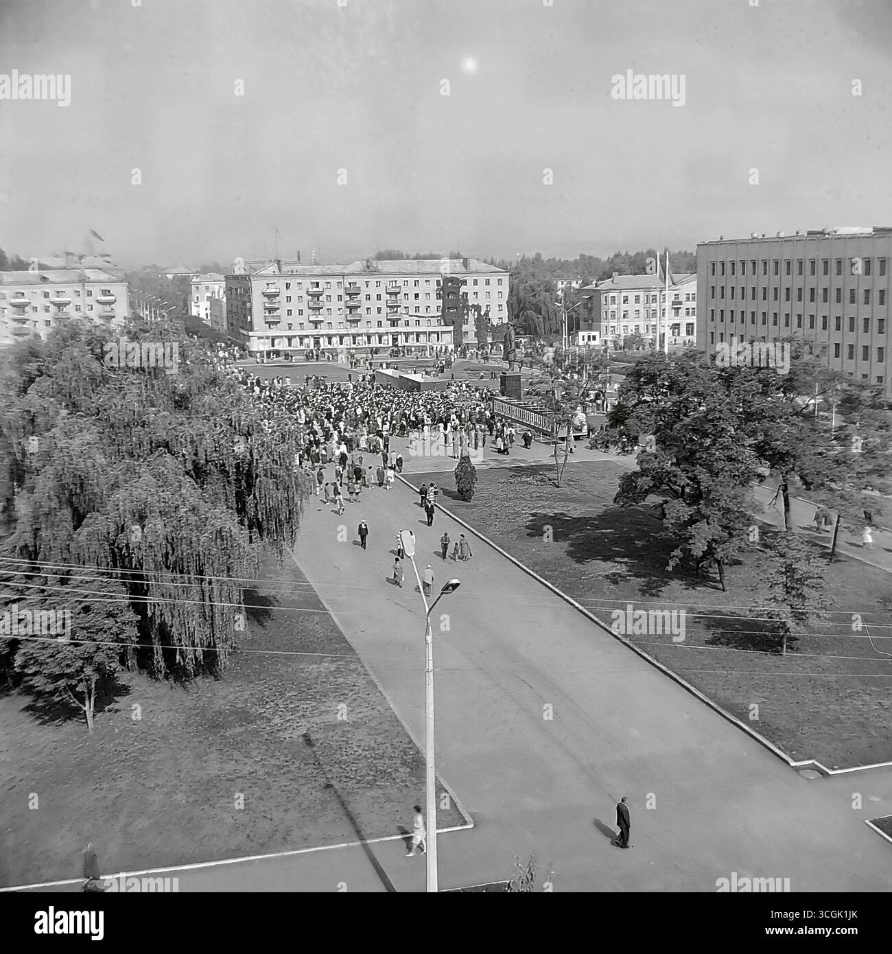 Un panorama archivistico di una manifestazione in Piazza della Rivoluzione d'ottobre (ora Piazza Soborna) a Sloviansk, 1987, che mostra una grande folla di cittadini sovietici durante una festa pubblica nell'era Perestroika, come simbolo della pacifica vita pubblica di Donbas prima della guerra Foto Stock