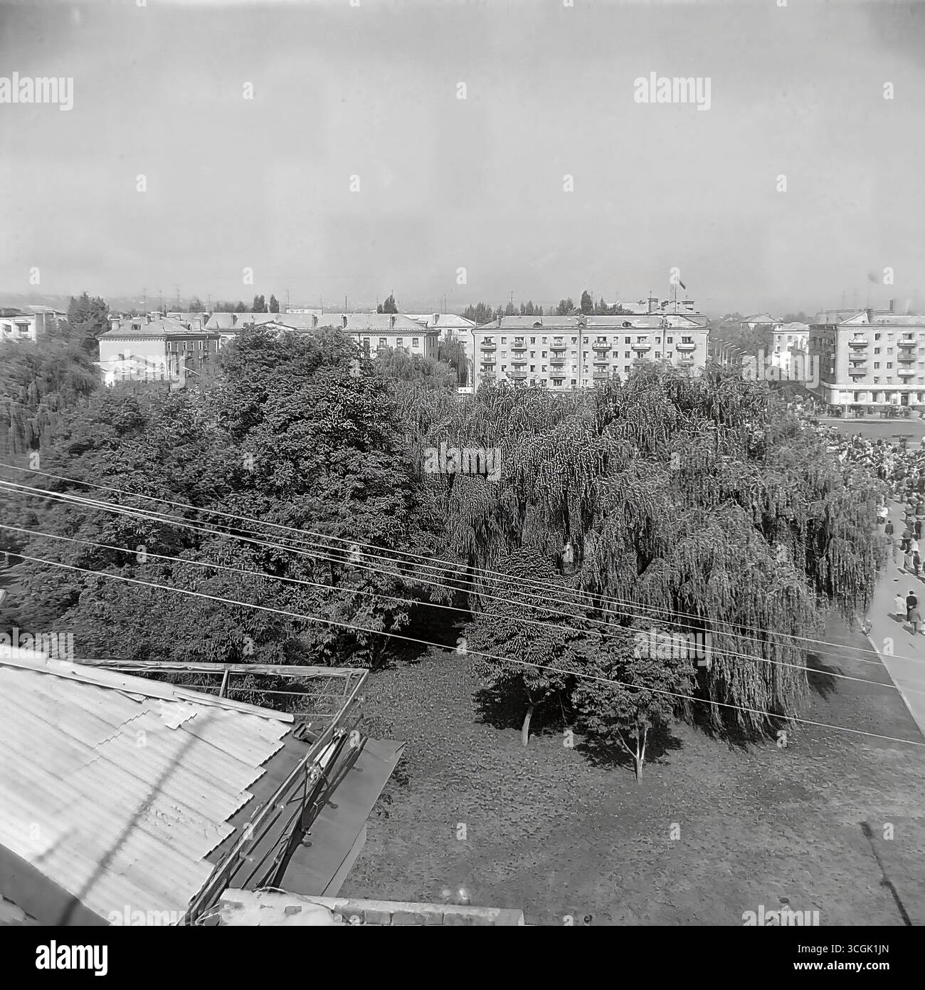 Un panorama archivistico di una manifestazione in Piazza della Rivoluzione d'ottobre (ora Piazza Soborna) a Sloviansk, 1987, che mostra una grande folla di cittadini sovietici durante una festa pubblica nell'era Perestroika, come simbolo della pacifica vita pubblica di Donbas prima della guerra Foto Stock