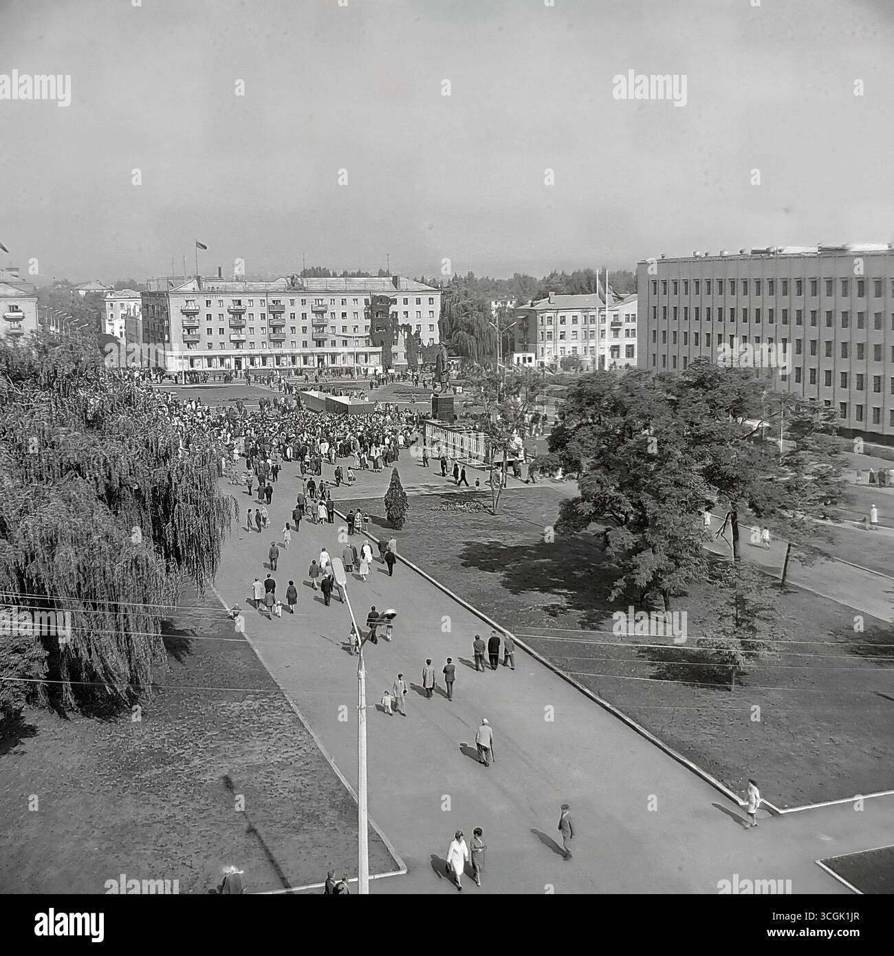 Un panorama archivistico di una manifestazione in Piazza della Rivoluzione d'ottobre (ora Piazza Soborna) a Sloviansk, 1987, che mostra una grande folla di cittadini sovietici durante una festa pubblica nell'era Perestroika, come simbolo della pacifica vita pubblica di Donbas prima della guerra Foto Stock