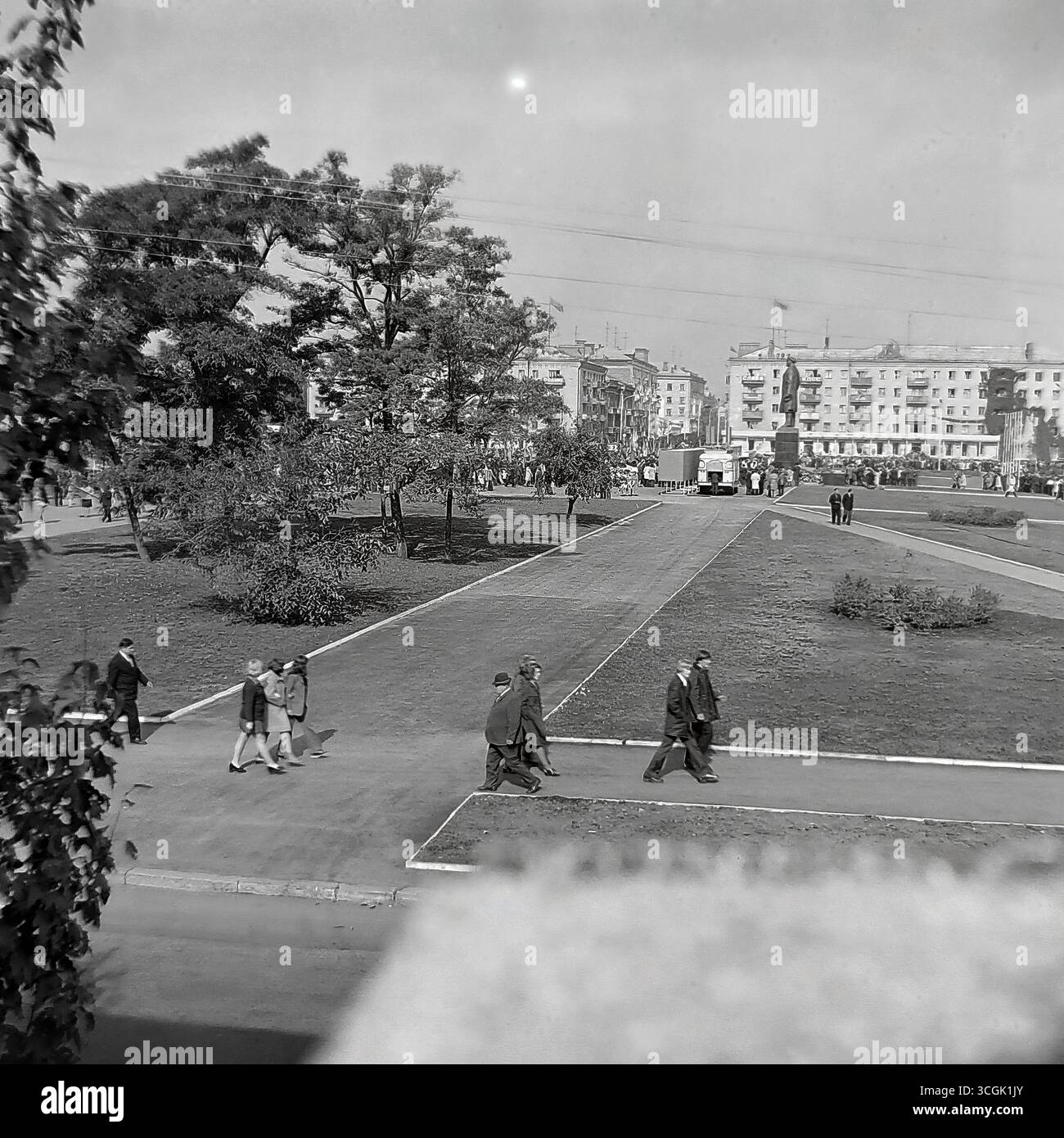 Un panorama archivistico di una manifestazione in Piazza della Rivoluzione d'ottobre (ora Piazza Soborna) a Sloviansk, 1987, che mostra una grande folla di cittadini sovietici durante una festa pubblica nell'era Perestroika, come simbolo della pacifica vita pubblica di Donbas prima della guerra Foto Stock