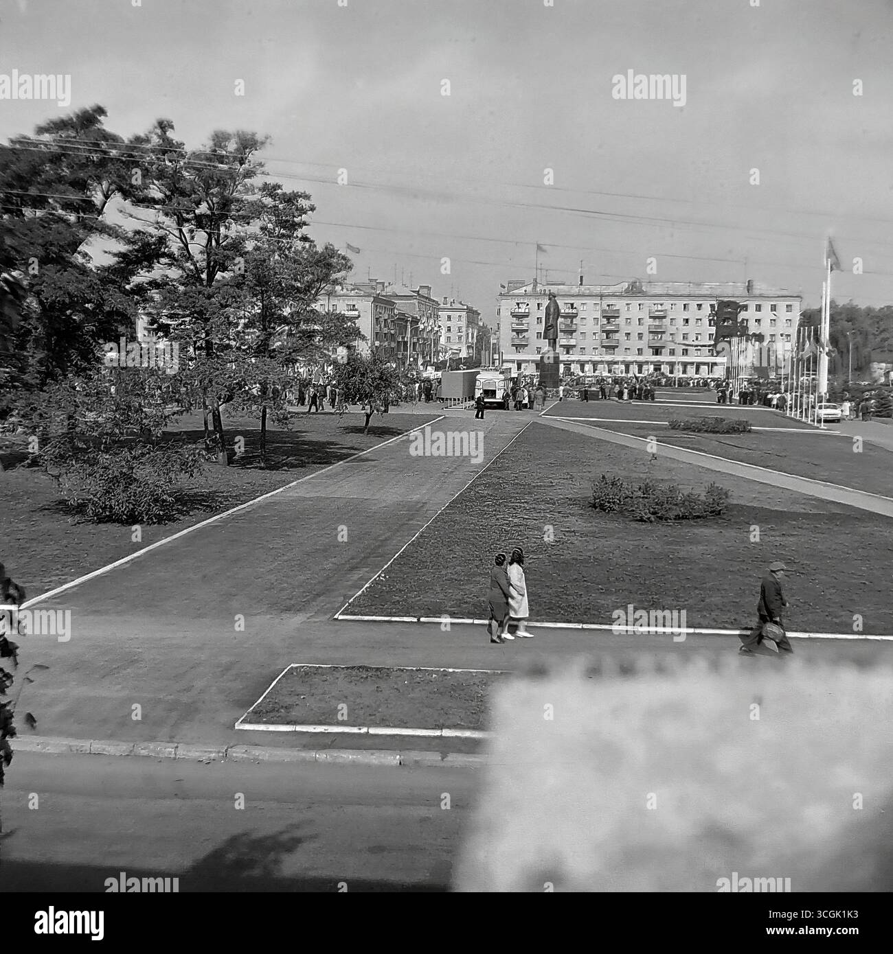 Un panorama archivistico di una manifestazione in Piazza della Rivoluzione d'ottobre (ora Piazza Soborna) a Sloviansk, 1987, che mostra una grande folla di cittadini sovietici durante una festa pubblica nell'era Perestroika, come simbolo della pacifica vita pubblica di Donbas prima della guerra Foto Stock