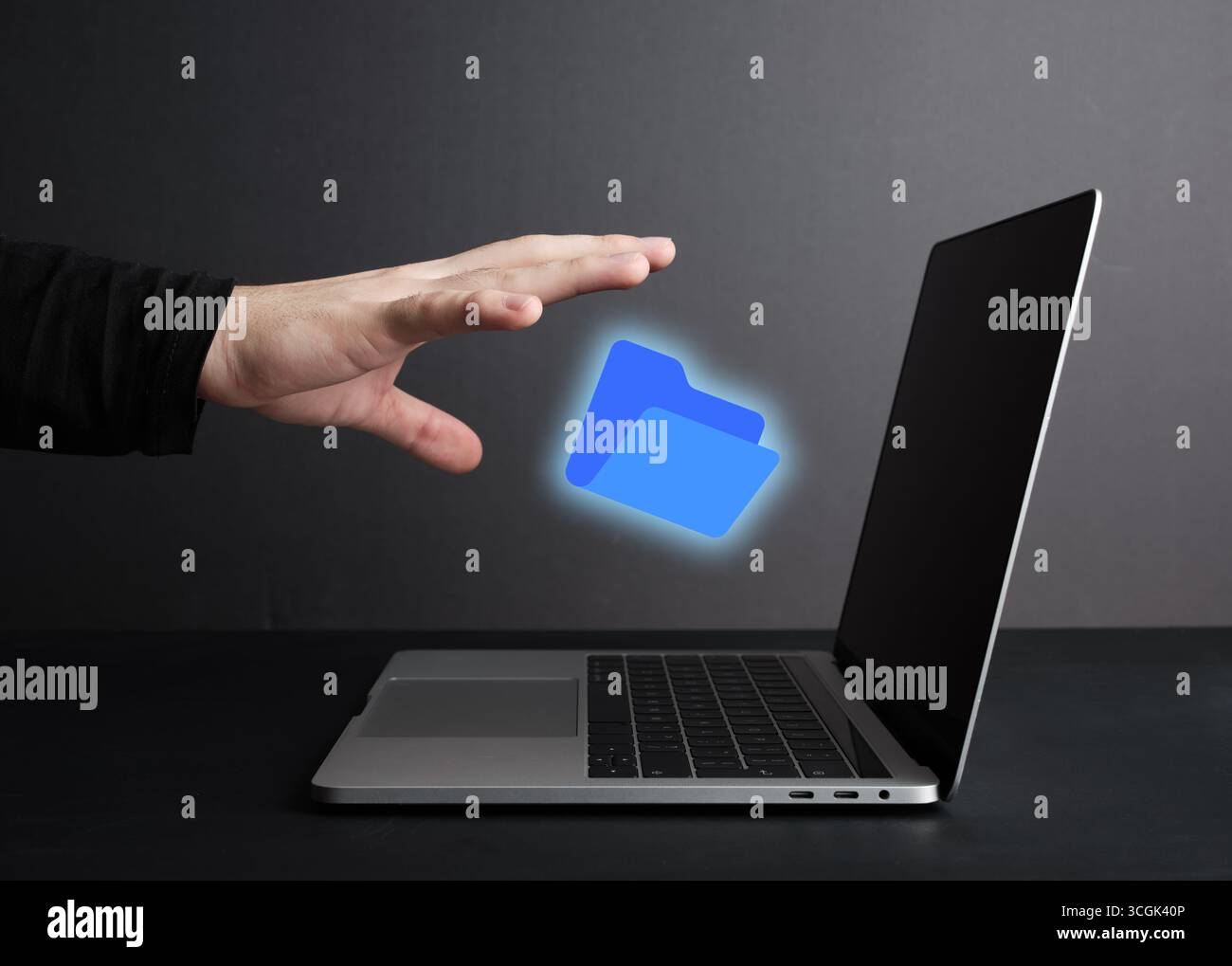 L'uomo d'affari utilizza un computer portatile e gestisce cartelle digitali con documenti, database di documentazione online e concetto di sistema di gestione dei documenti Foto Stock