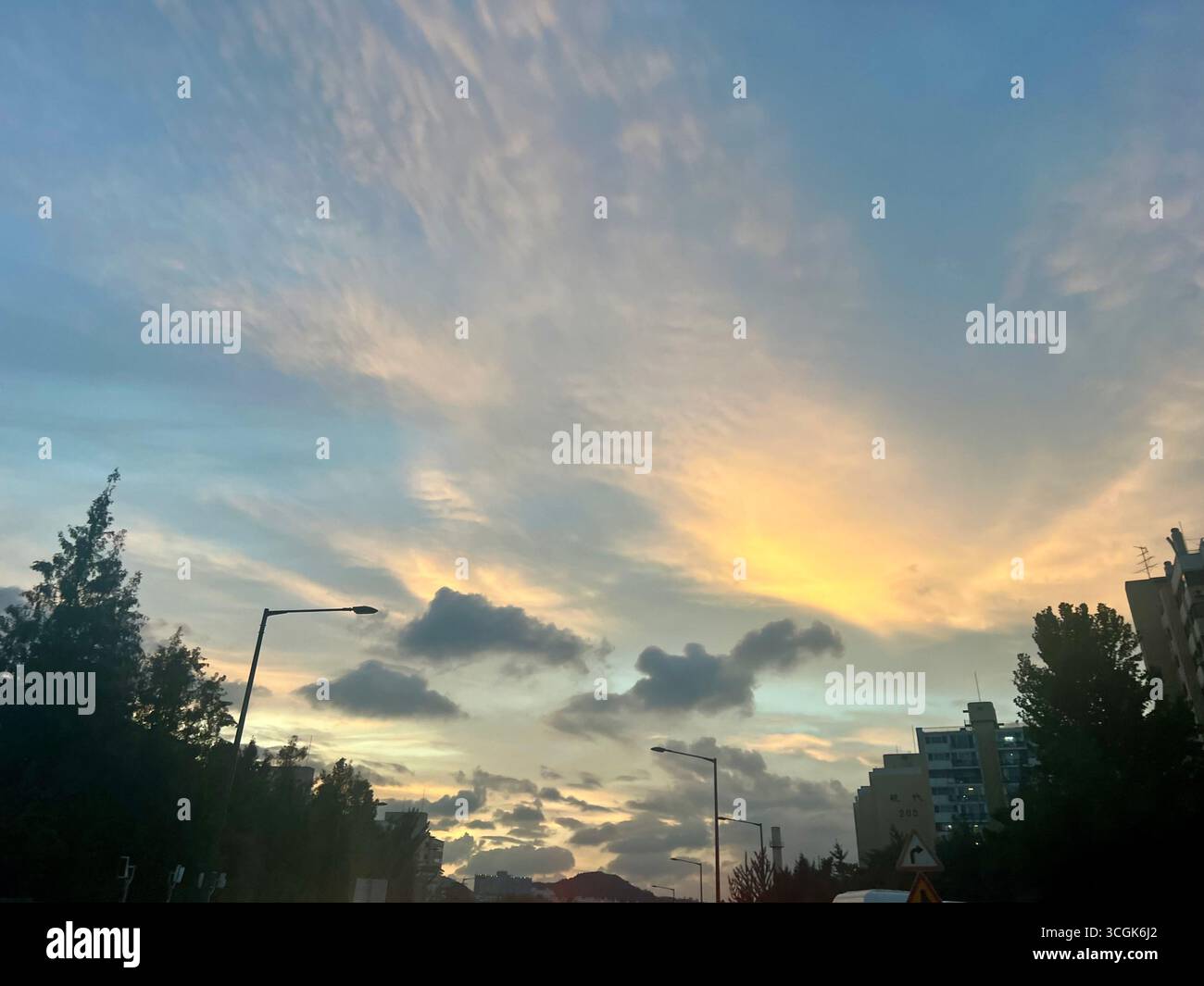 Vista del tramonto dal Ponte Dongho a Seoul, Corea del Sud, con spettacolari nuvole e paesaggio urbano serale. Foto Stock