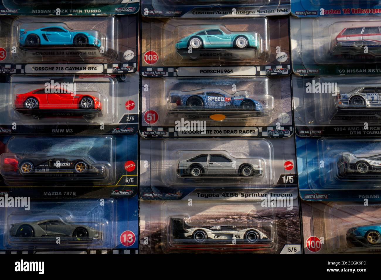 Ipoh, Malesia – 17 agosto 2025: Macchine da collezione pressofuse assortite, tra cui i modelli Porsche, Nissan, Mazda e Toyota, visualizzato nel pacchetto originale Foto Stock