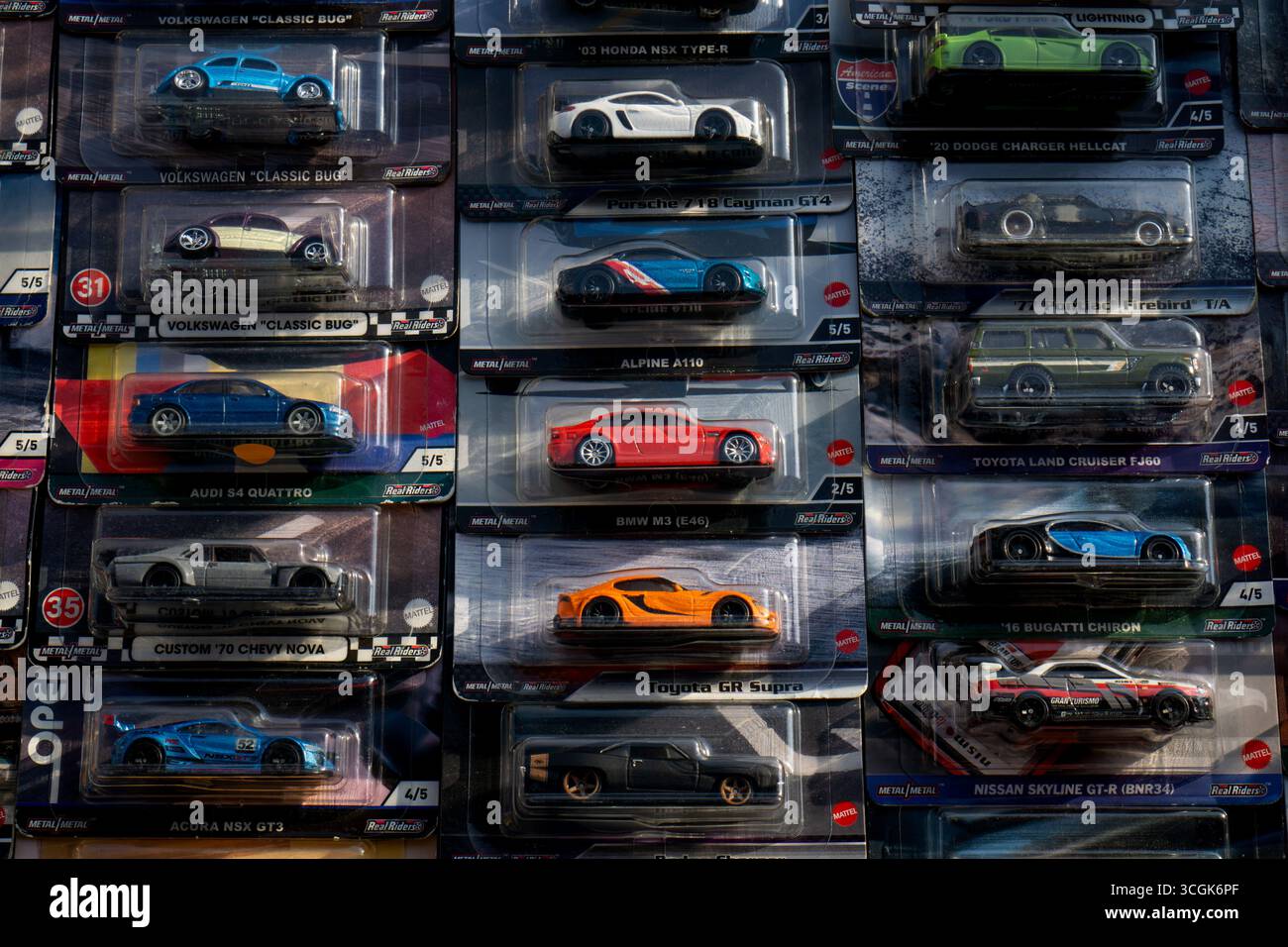 Ipoh, Malesia – 17 agosto 2025: Macchine da collezione pressofuse assortite, tra cui i modelli Porsche, Nissan, Mazda e Toyota, visualizzato nel pacchetto originale Foto Stock