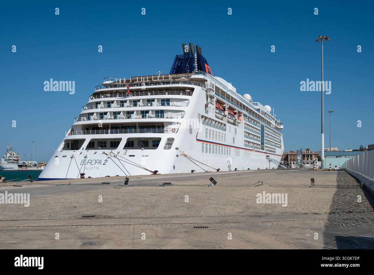 Cadice, Spagna - 25 luglio 2025: Nave da crociera tedesca Hapag-Lloyd MS Europa 2 ormeggiata nel porto di Cadice Foto Stock