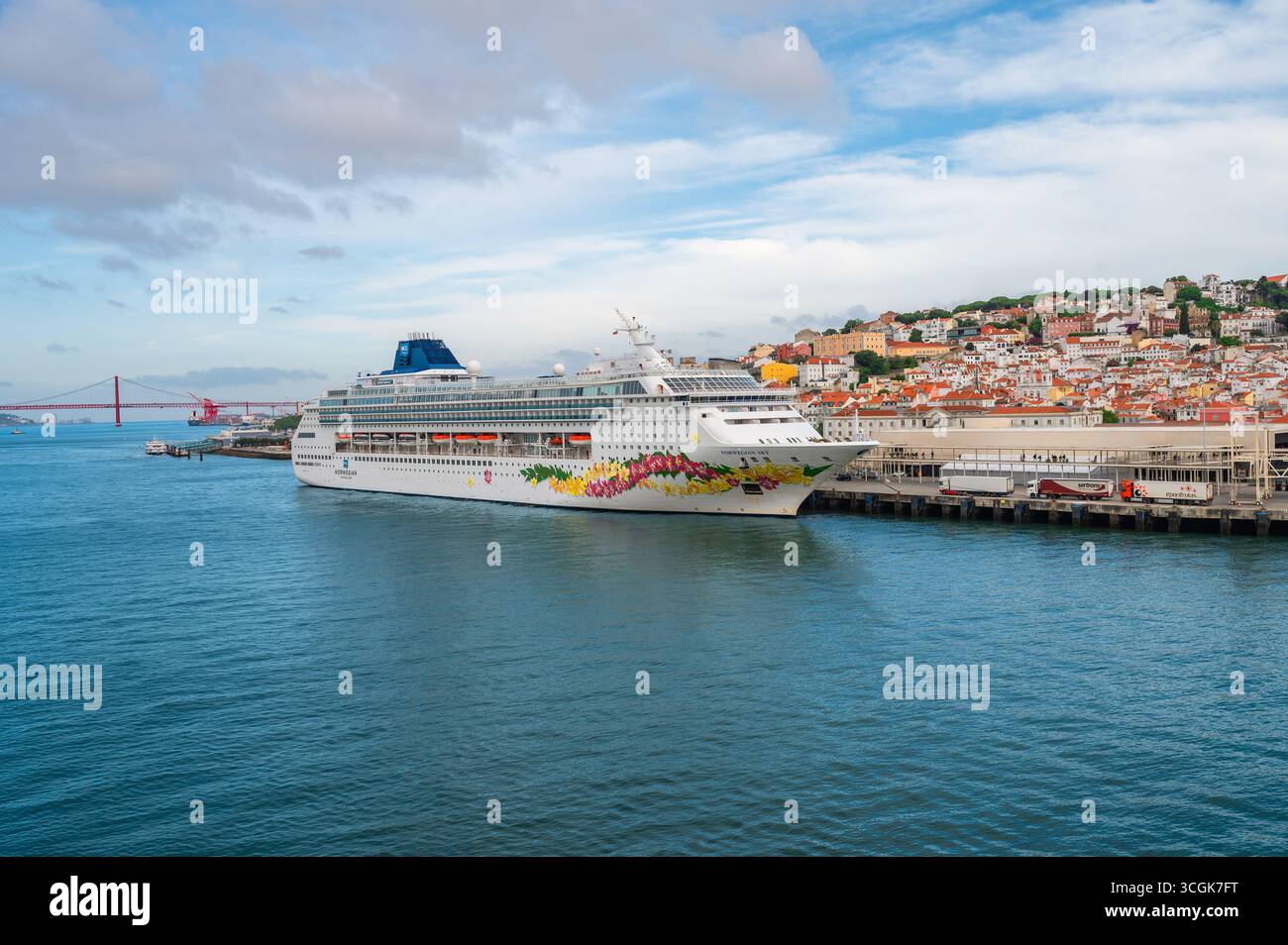 Lisbona, Portogallo - 23 luglio 2025: Nave da crociera NCL Norwegian Sky ormeggiata nel porto crocieristico di Lisbona Foto Stock