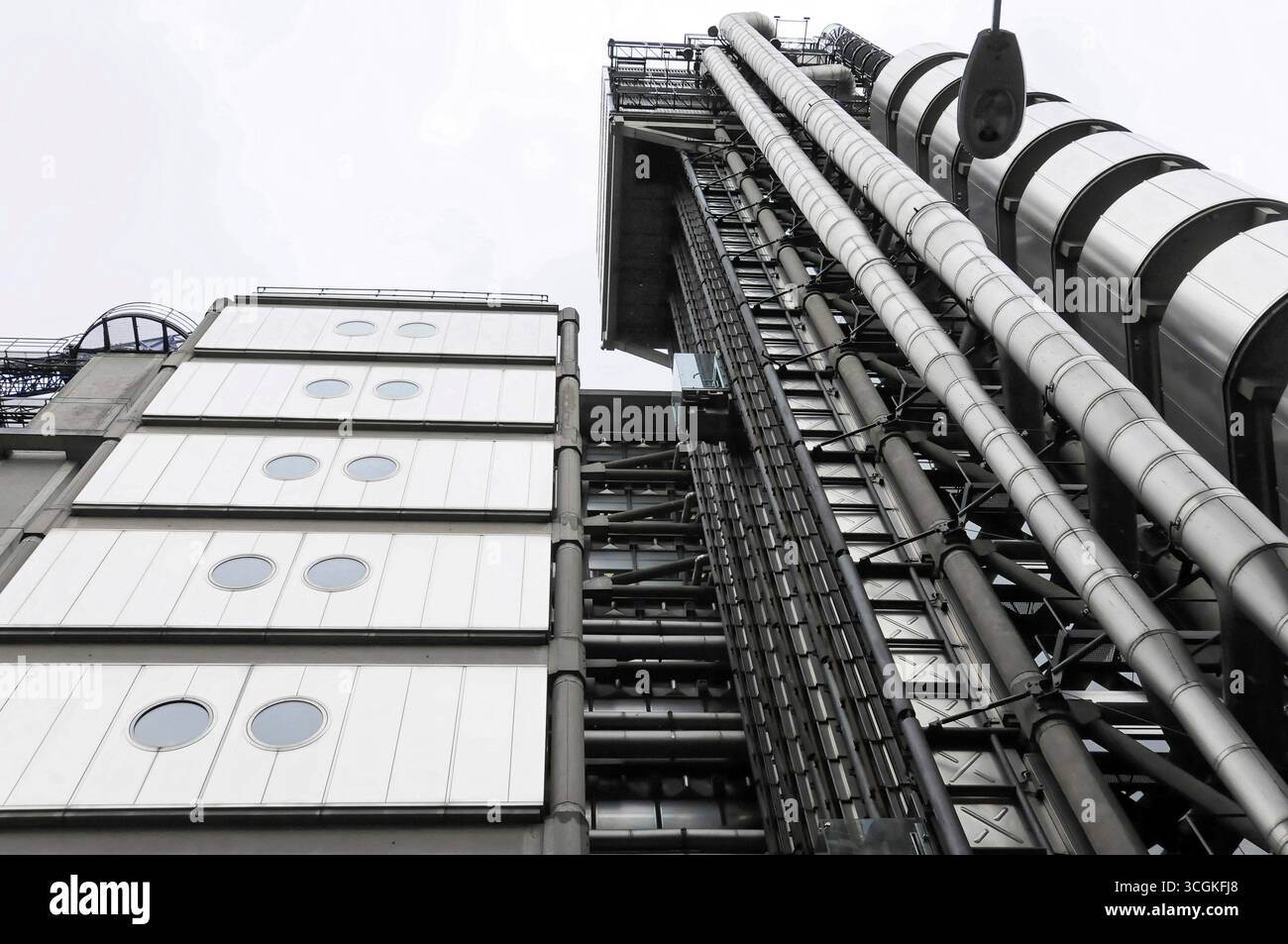 Edificio amministrativo LLOYDS, vista esterna, Londra, Inghilterra, Gran Bretagna, edificio industriale con sorprendenti elementi tubolari metallici e tondi Foto Stock