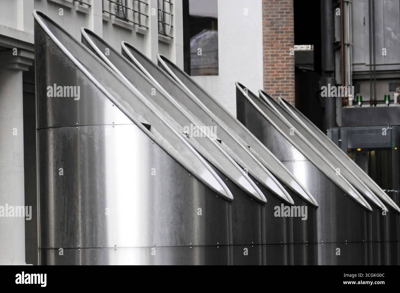 Edificio amministrativo LLOYDS, vista esterna, Londra, Inghilterra, Gran Bretagna, serie di strutture metalliche inclinate con design industriale, Londra, inglese Foto Stock