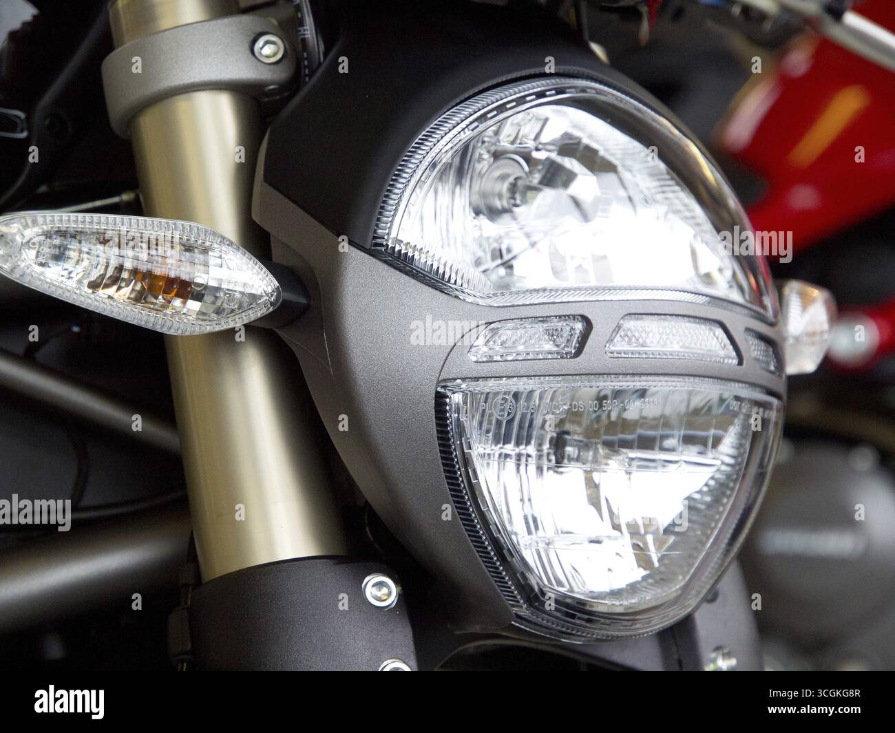 Primo piano di un brillante faro per moto con elementi metallici, raesfeld, germania Foto Stock
