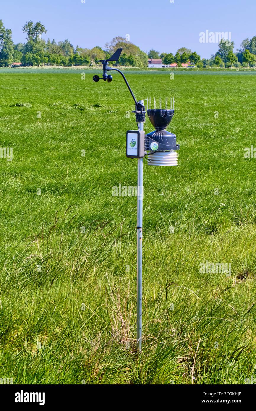 9 maggio 2025 ; Spui, Paesi Bassi: Moderna stazione meteorologica agricola in terreni agricoli verdi, che misura il vento, la temperatura e le precipitazioni per farmin di precisione Foto Stock