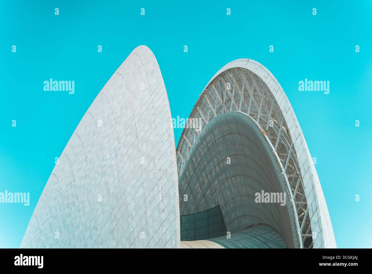 China Zhuhai, struttura moderna, angolo verso l'alto, curve bianche, cielo blu. Foto Stock