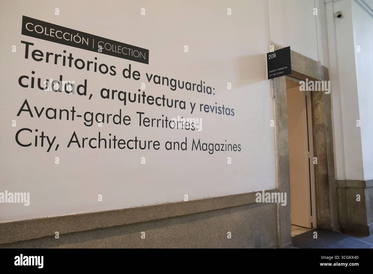 Madrid, Spagna- 13 agosto 2025: Mostra d'arte all'interno del Museo Nacional Centro de Arte Reina Sofia facciata principale della città di Madrid Foto Stock