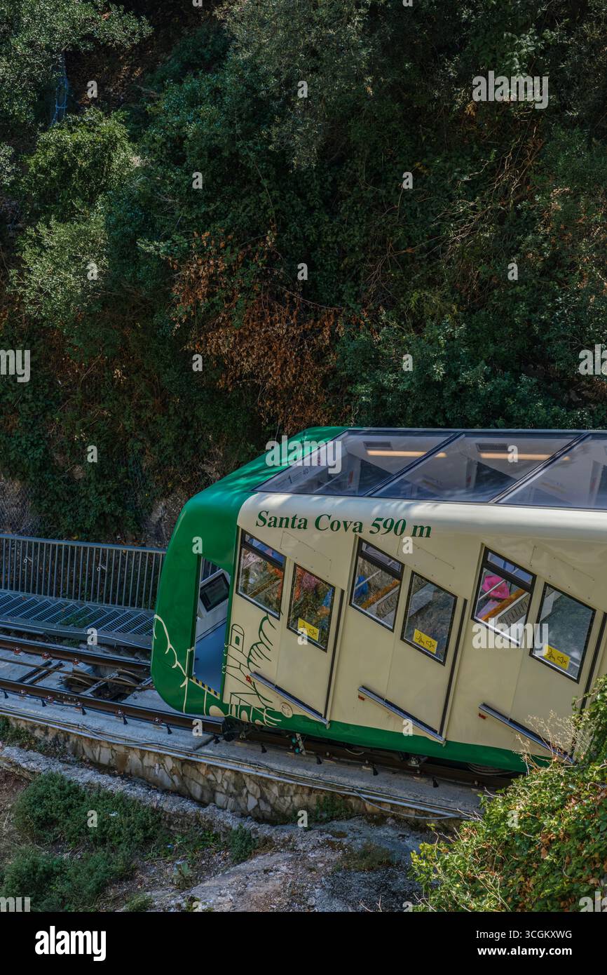 Funicolare Santa cova a Montserrat con livrea verde e bianca. Trasporto ferroviario, accesso al sito religioso, pellegrinaggio catalano, grotta sacra Foto Stock