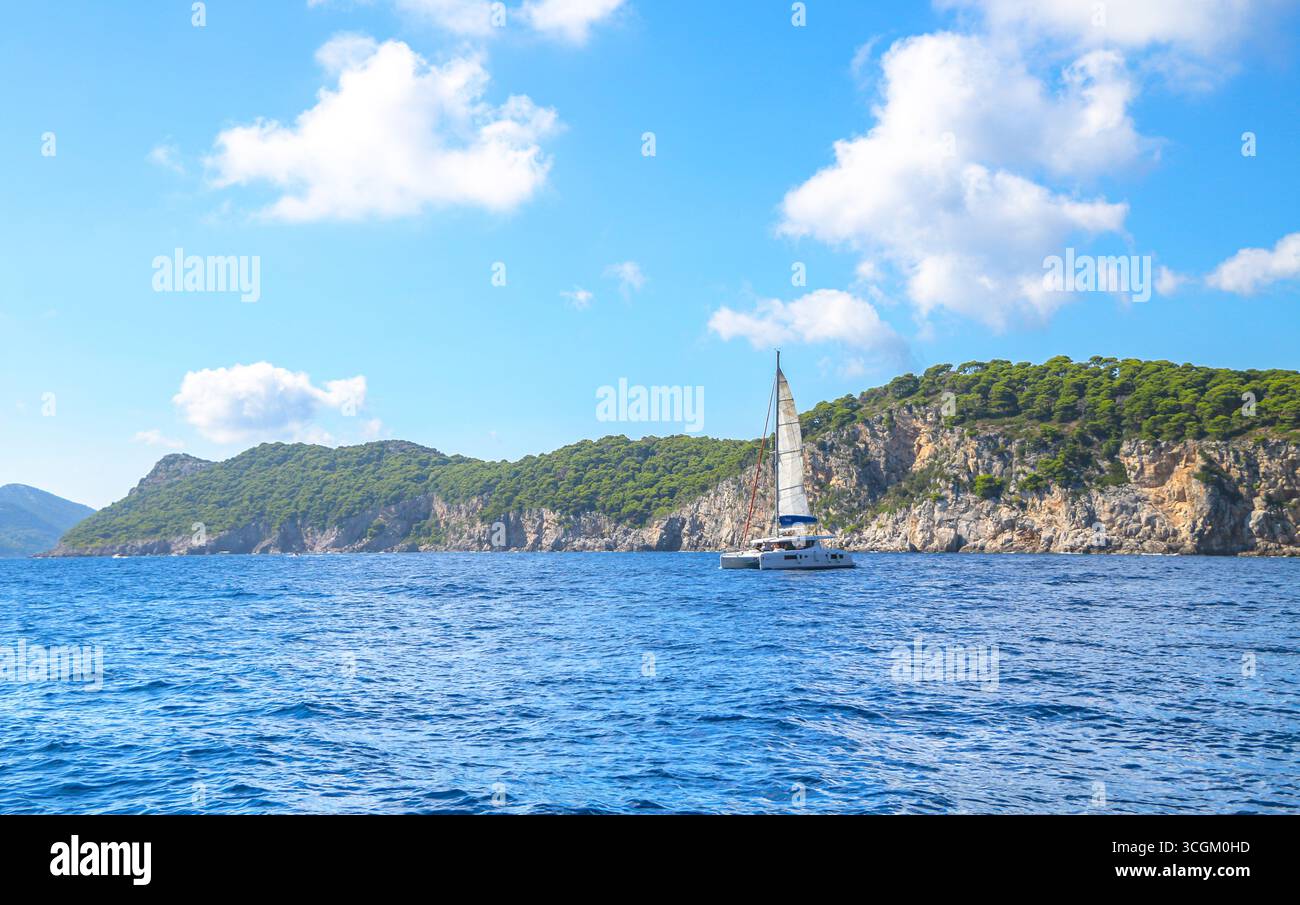 Naviga attraverso il mare Foto Stock