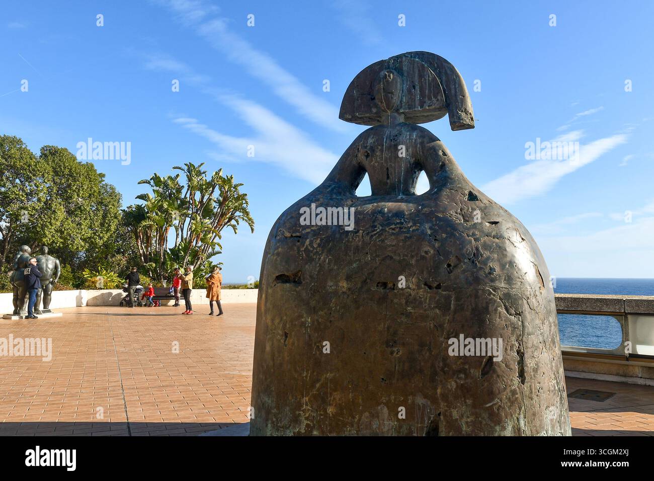 Sculture "Reina Mariana" (Regina Mariana) dell'artista spagnolo Manolo Valdés e "Adamo ed Eva" di Fernando Botero sullo sfondo, Monte Carlo Foto Stock