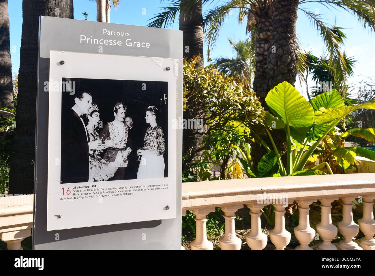 Pannello educativo di un palcoscenico del "Princess Grace Trail" con una fotografia d'epoca che commemora il 50° anniversario dei Ballets Russes, Monaco Foto Stock