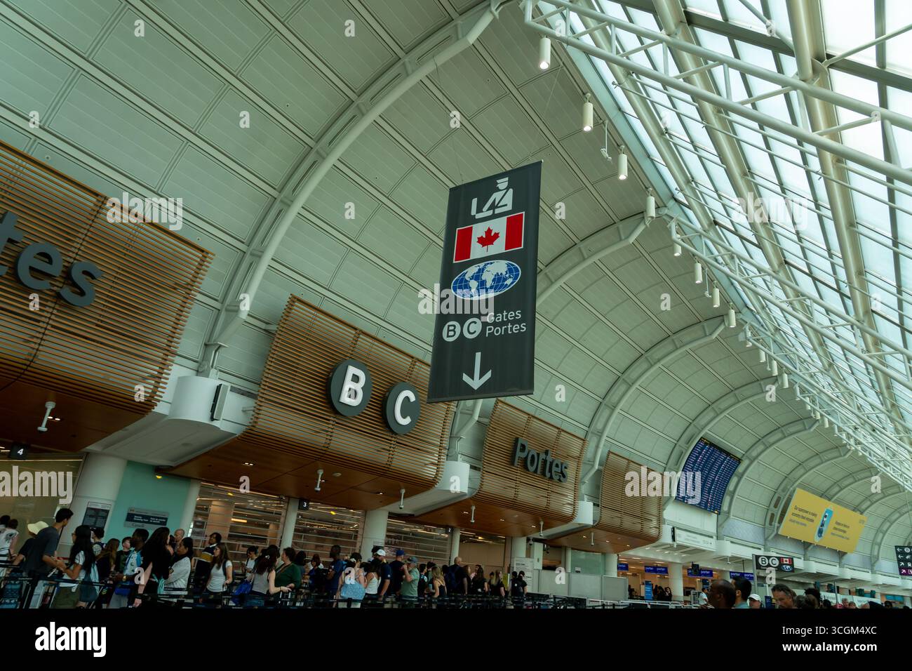 Mississauga, Ontario, Canada - 10 agosto 2025: Il cartello con le indicazioni di Air Canada B e C Gates per i voli internazionali nel Terminal 3 di Pearson Inte Foto Stock