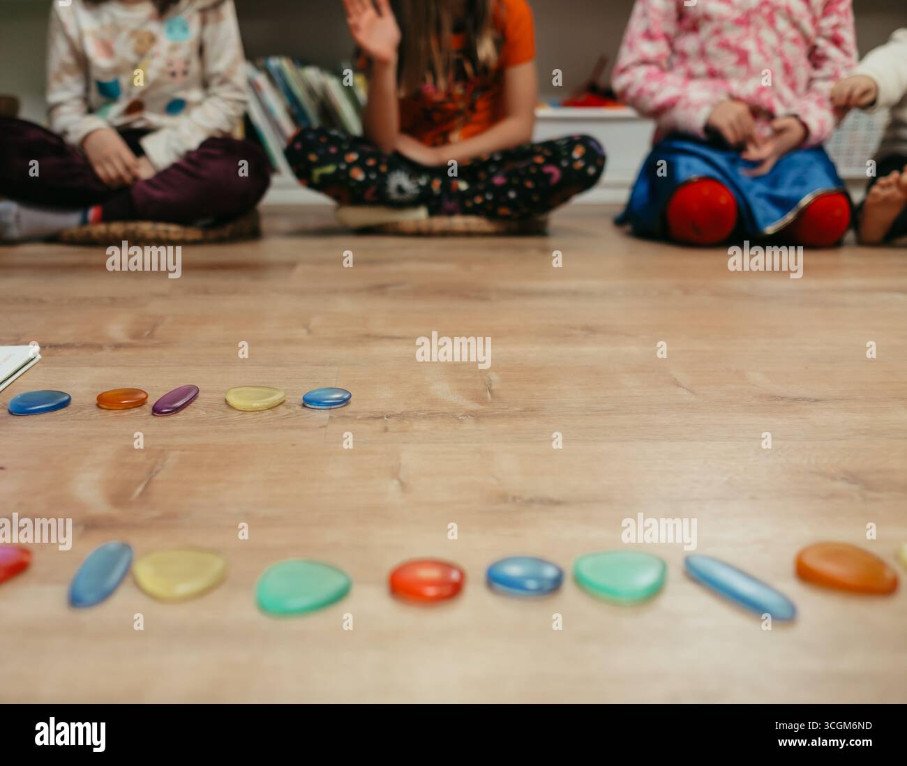 Insegnante prescolare che insegna sul processo di voto in classe Foto Stock