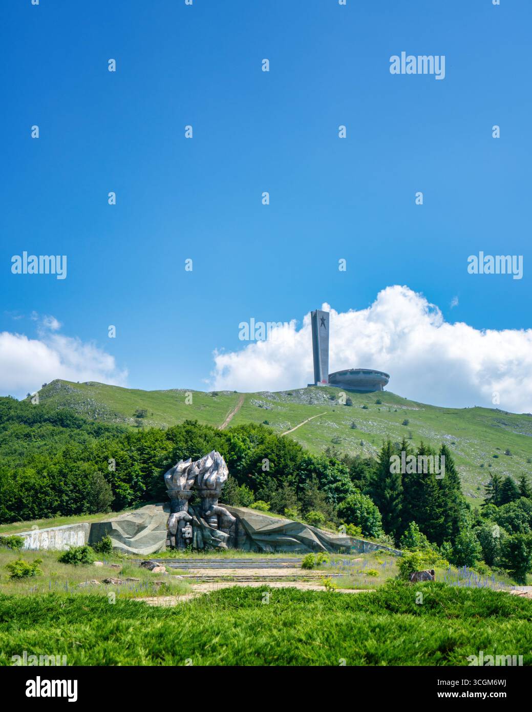 Pugno di ferro e monumenti di Buzludzha in Bulgaria Foto Stock