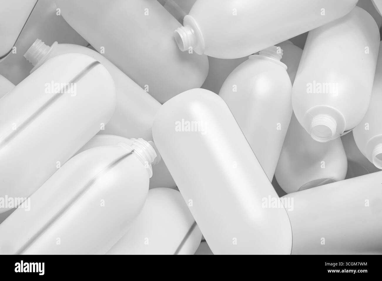 I flaconi in plastica bianca realizzati con il metodo dell'estrusione si trovano come sfondo industriale testurizzato per il modello di pagina di banner Web Foto Stock
