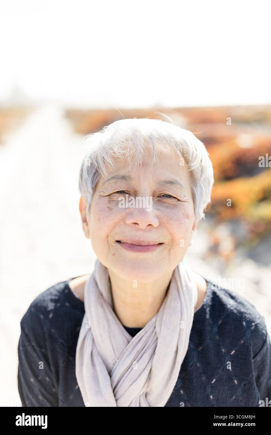 Ritratto di Baby Boomer donna asiatica sulla spiaggia di Coronado Foto Stock