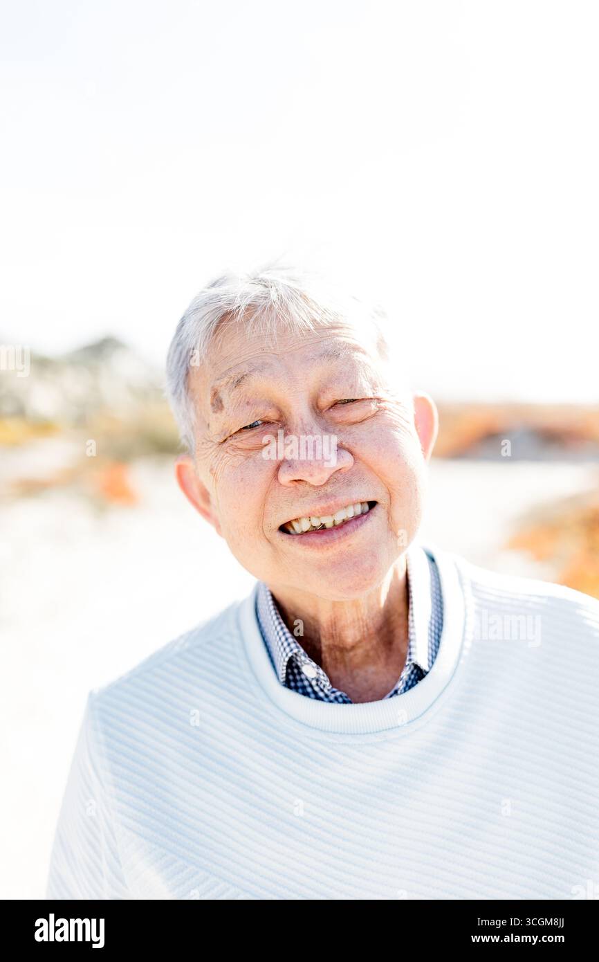 Ritratto di Baby Boomer uomo asiatico sulla spiaggia a Coronado Foto Stock