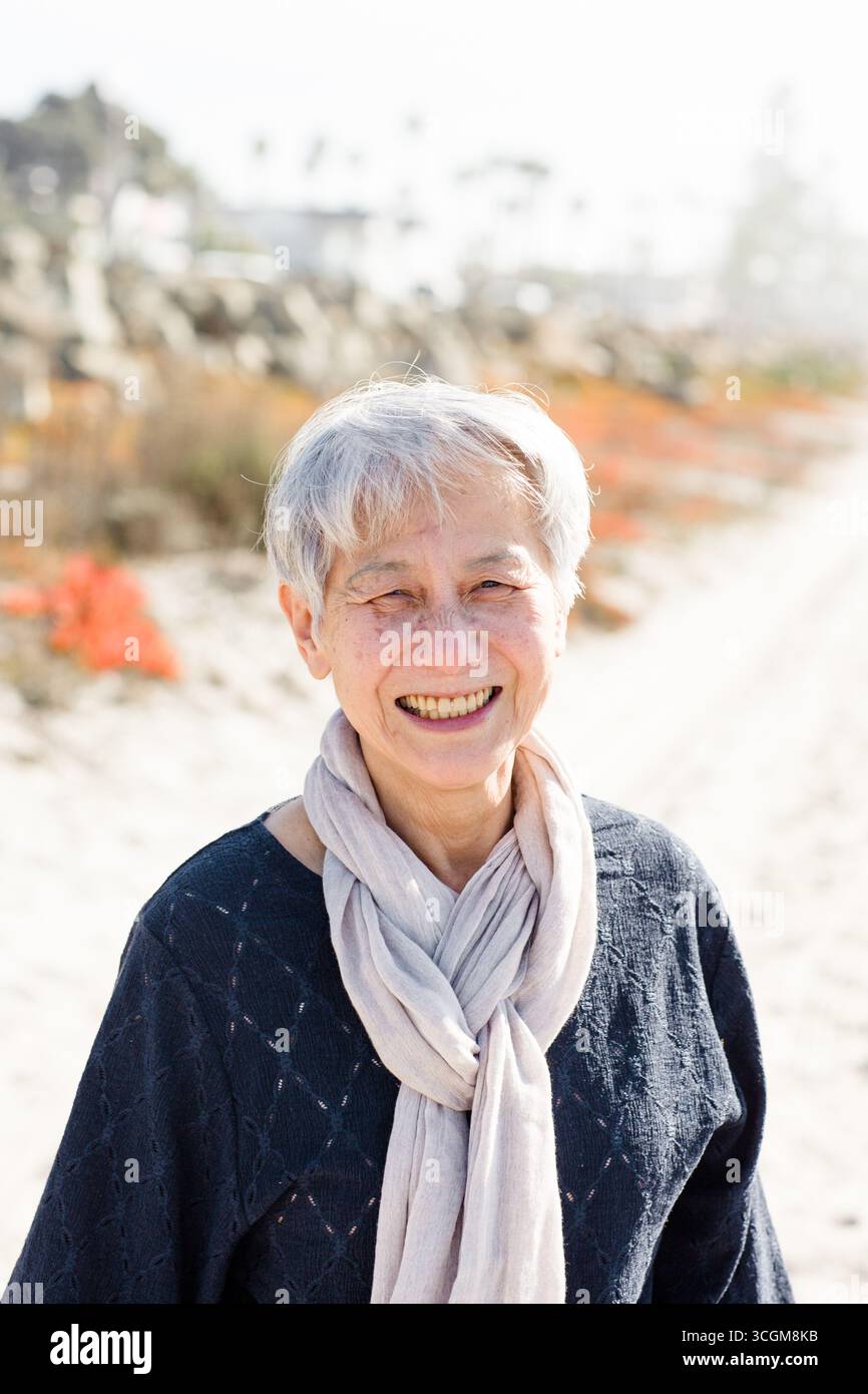 Ritratto di Baby Boomer donna asiatica sulla spiaggia di Coronado Foto Stock