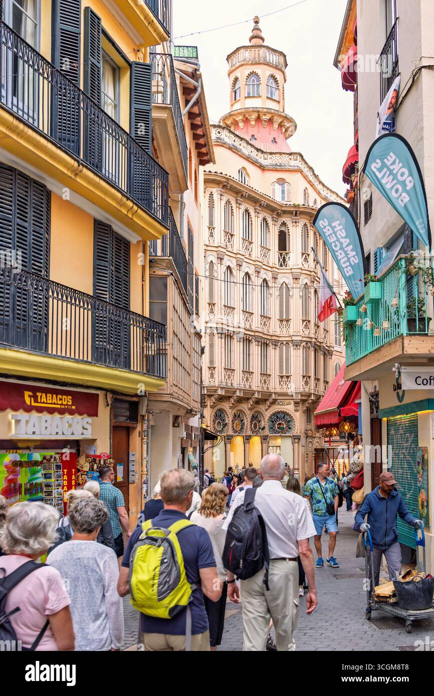 Affollata via dello shopping con turisti a palma di Maiorca Foto Stock