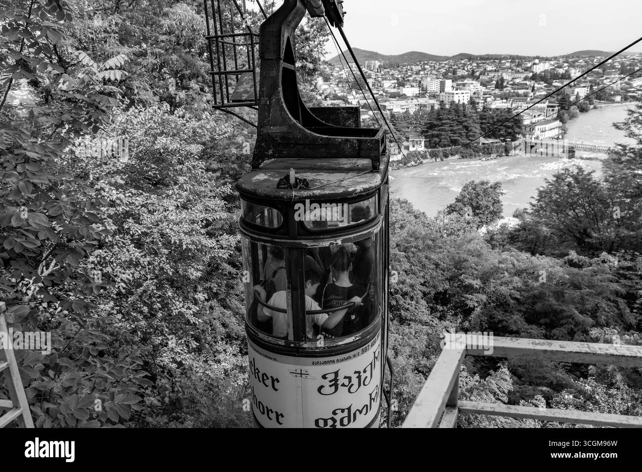 Kutaisi, Georgia - 15 giugno 2024: Funivia che collega il parco divertimenti Besik Gabashvili e il parco Gora vicino al Ponte bianco sul fiume Rioni. Foto Stock
