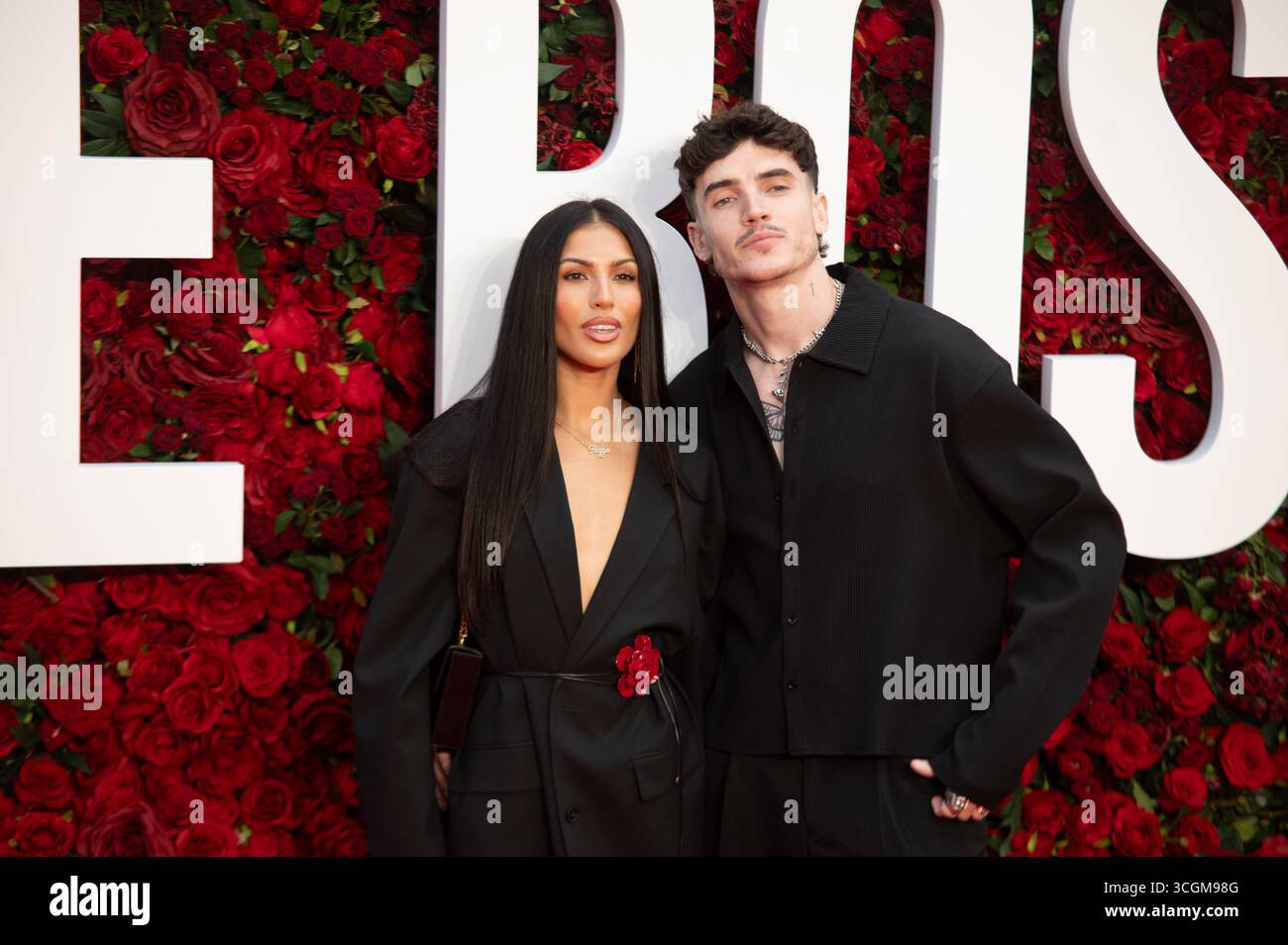 CAM Holmes ed Emily Faye Miller posano insieme sul Red carpet Credit: Independent Photo Agency Srl/Alamy Live News Foto Stock