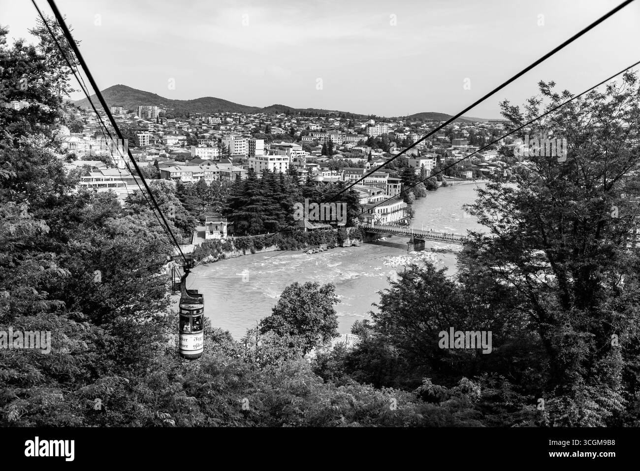 Kutaisi, Georgia - 15 giugno 2024: Funivia che collega il parco divertimenti Besik Gabashvili e il parco Gora vicino al Ponte bianco sul fiume Rioni. Foto Stock