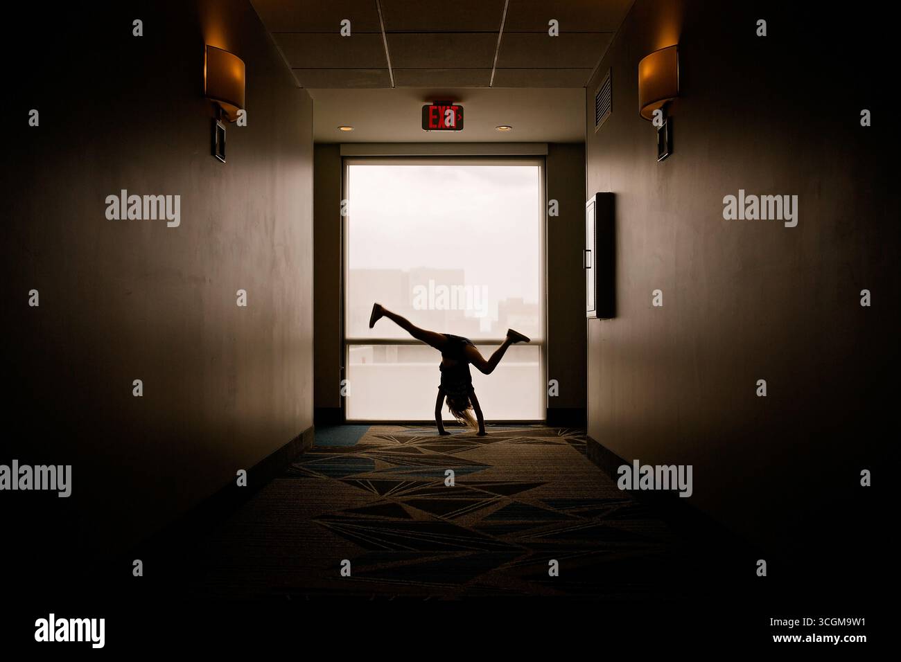 Bambino che lavora con un Cartwheel nel corridoio Foto Stock