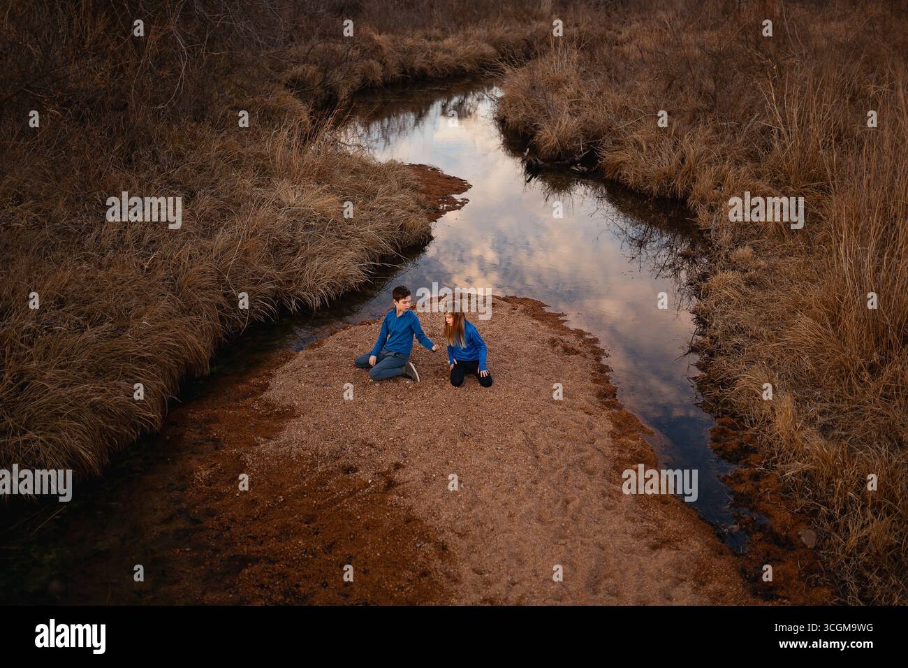 Due bambini che esplorano un torrente Foto Stock