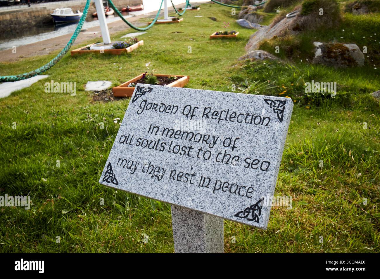 giardino di riflessione in memoria di tutte le anime perdute in mare burtonport contea donegal repubblica d'irlanda Foto Stock