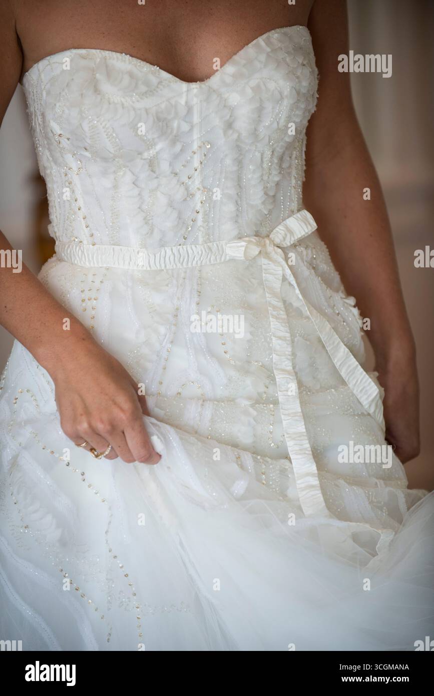 Primo piano dettagliato di un elegante abito da sposa con perline Foto Stock