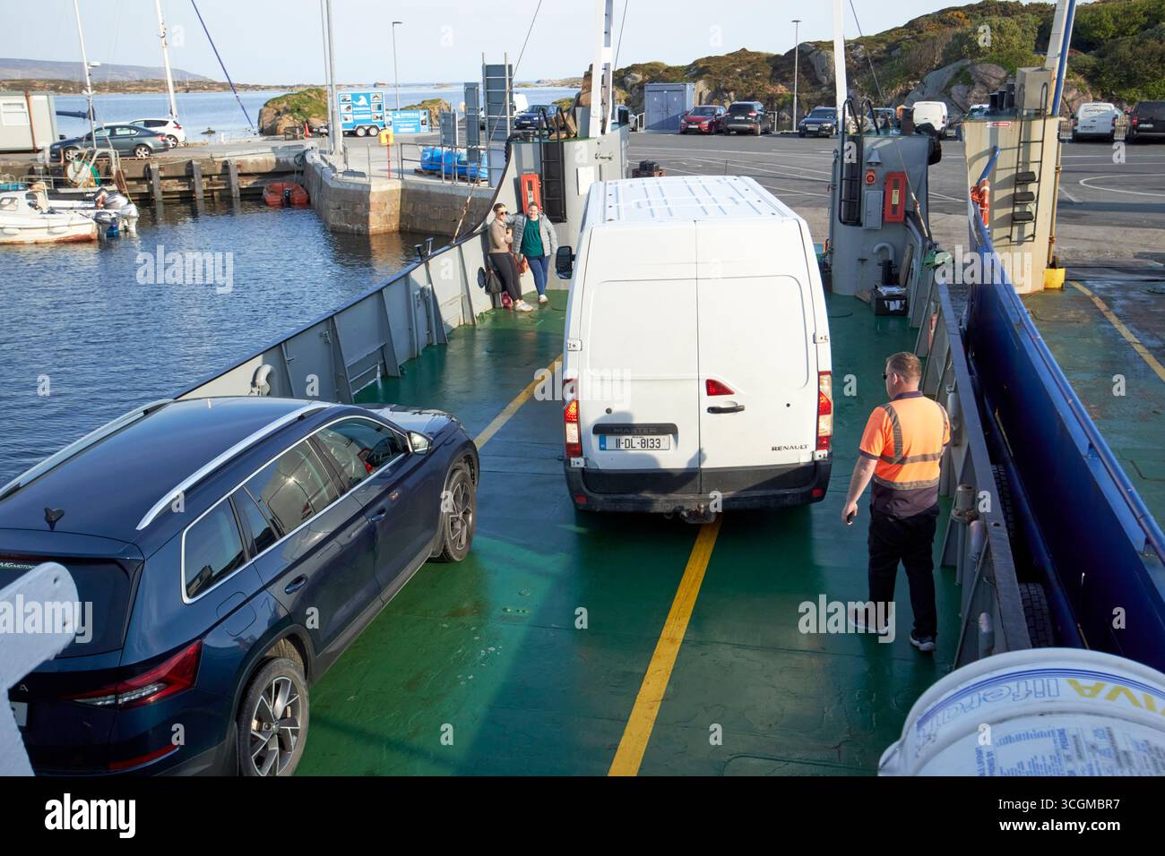 pulmino in posizione inversa a bordo del ponte del traghetto arranmore blue burtonport county donegal repubblica d'irlanda Foto Stock
